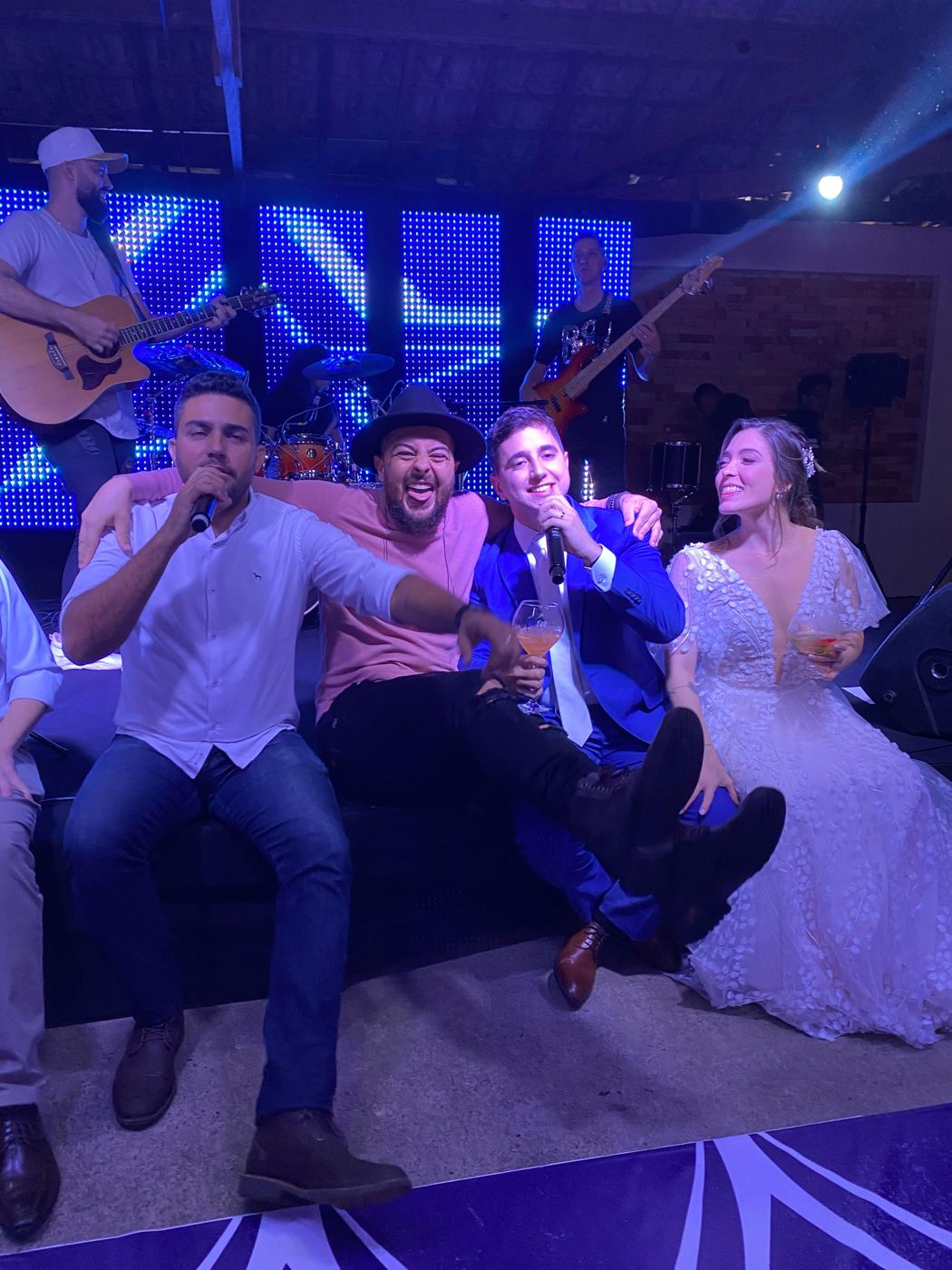 Noiva e convidados cantando com a dupla