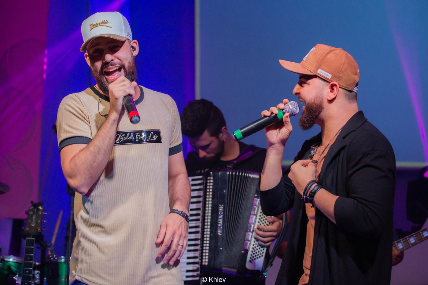 Victor Salles e Leandro cantando juntos no palco