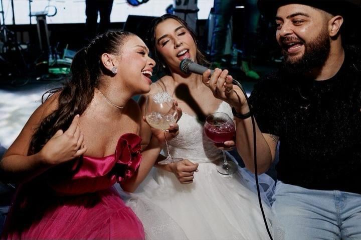 Noiva cantando com a dupla