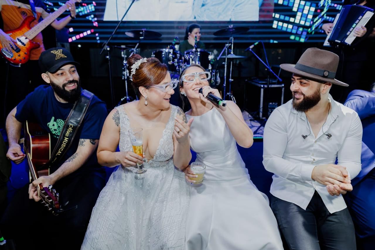 Noivas cantando ao microfone com a dupla