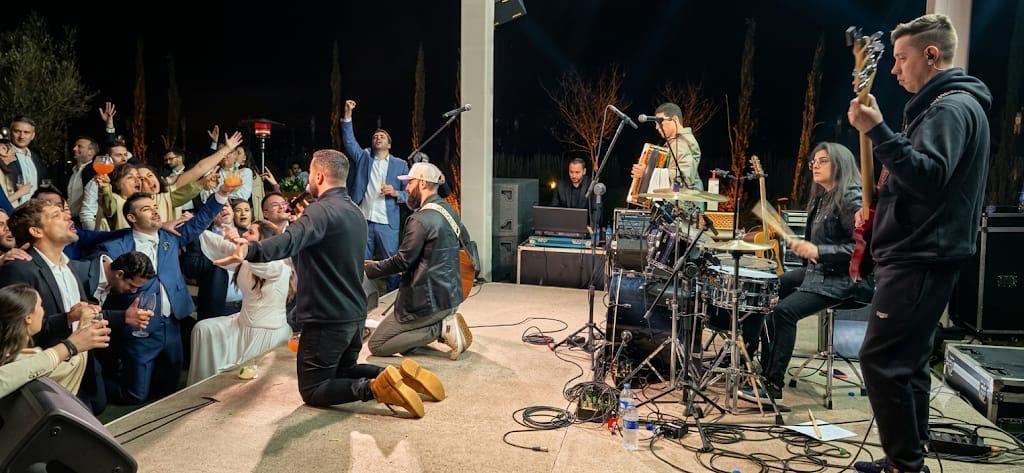 Noivo ajoelhado na pista com a banda tocando